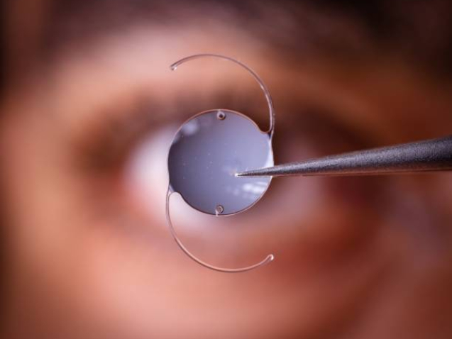 lenses implantation surgery